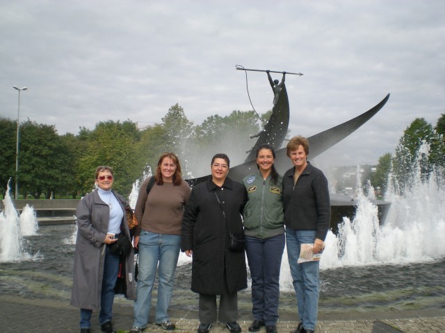 Trish Beckman, Erin Gormley, Terry Favino, Michelle Bassanesi, and Lucy Young in front of the Whaling monument